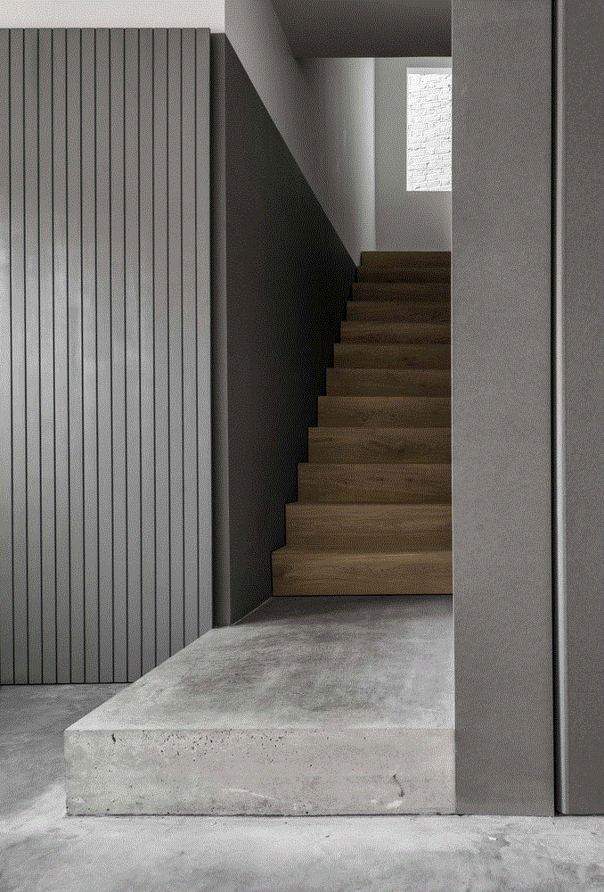 Kew gyvenamasis namas is naturalaus betono ir medzio (5)