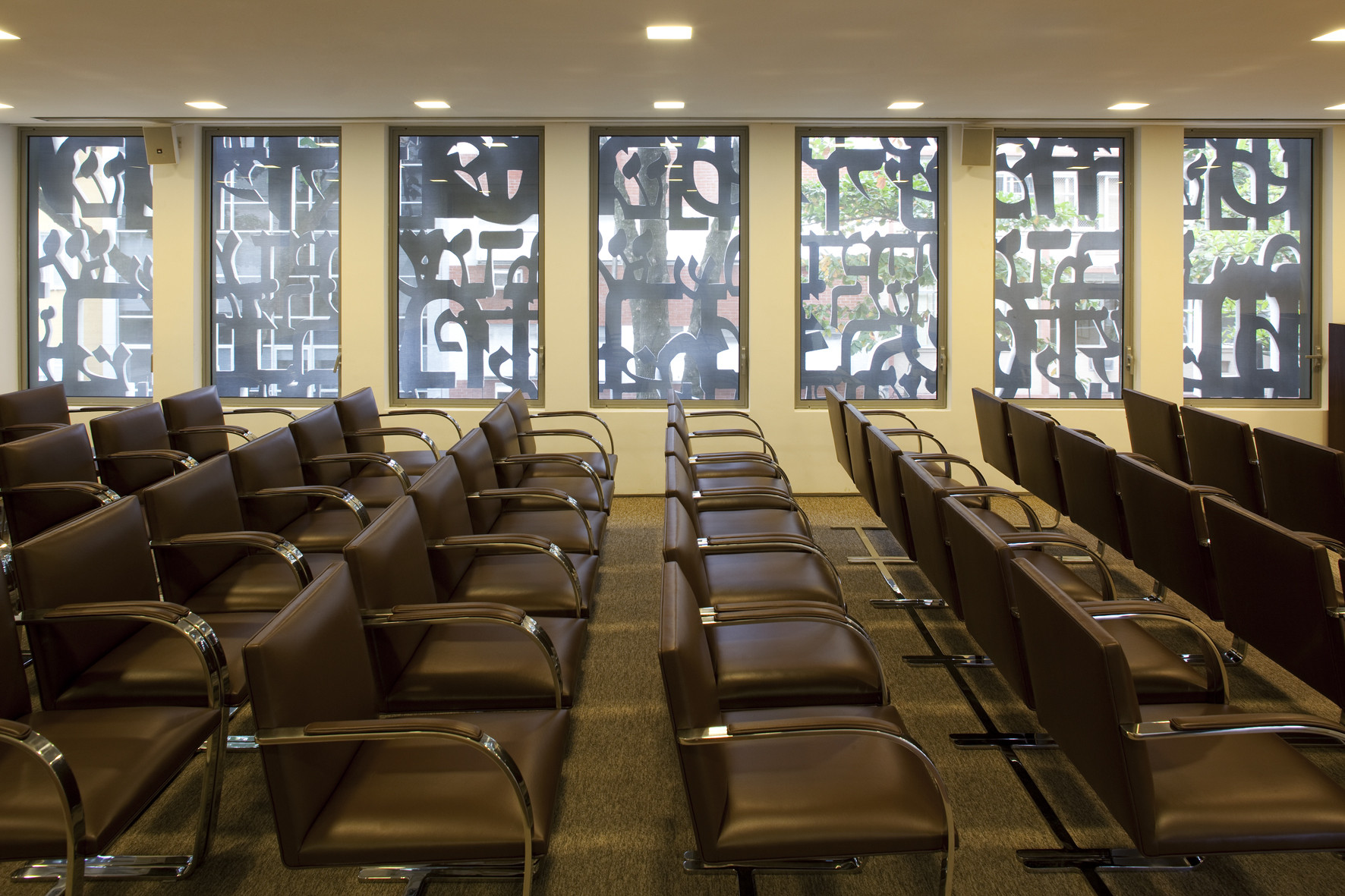 Transversal view of the seminar room of the second floor with th